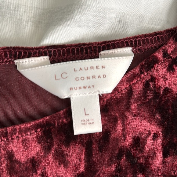 BRAND NEW LC Lauren Conrad Women’s Open/Cold Shoulder Velvet Blouse - Large - Picture 3 of 8
